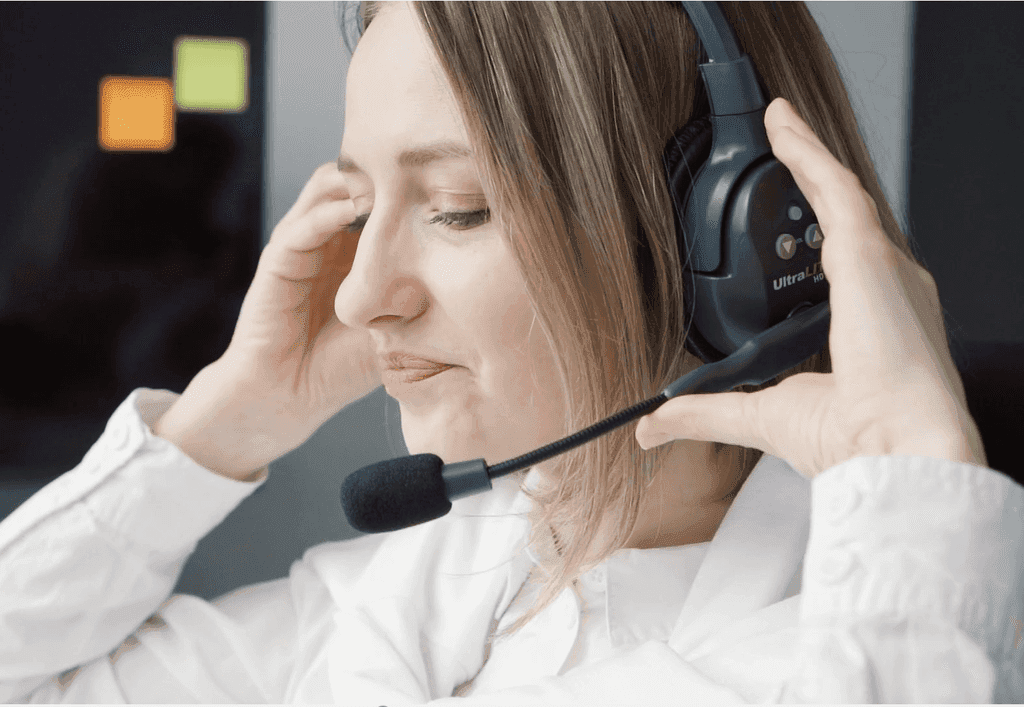 Ween Advisor atendiendo una llamada con auriculares