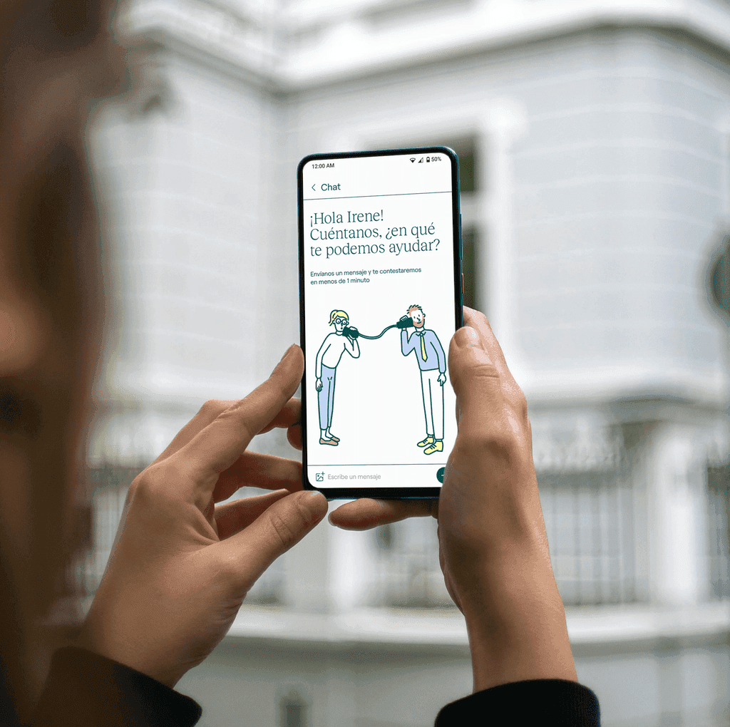 Móvil con el chat de Ween Advisors abierto