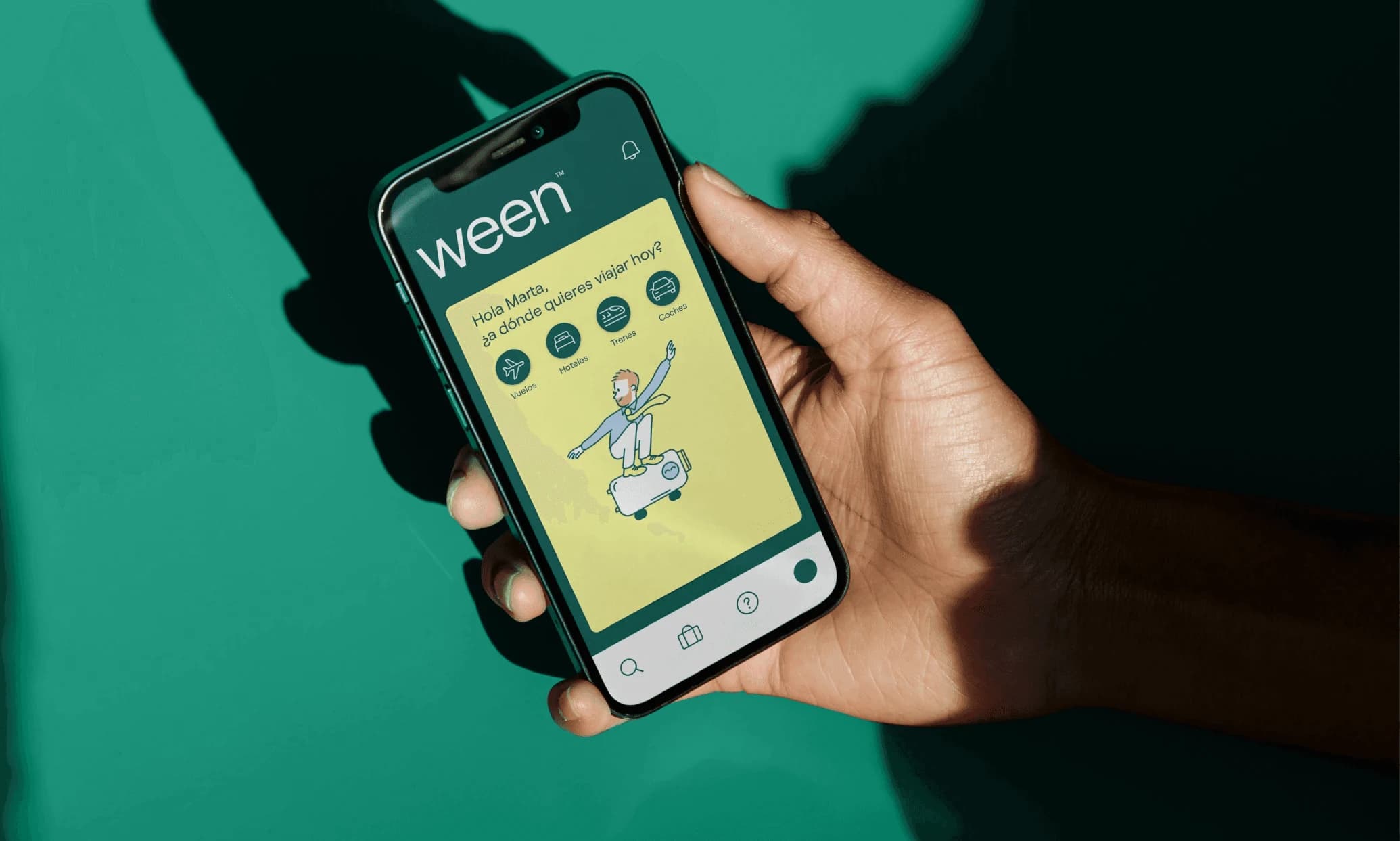 Mano sujetando un móvil con la app de Ween