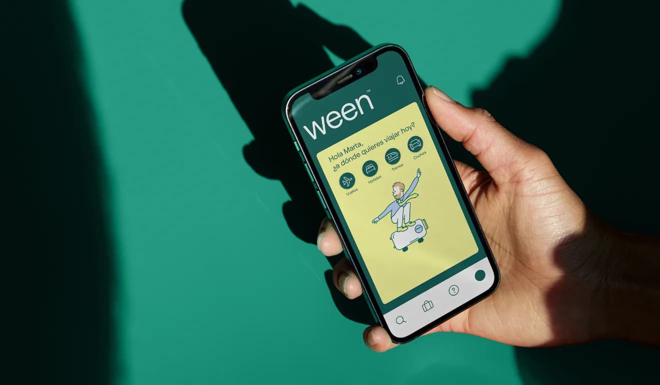 Mano sosteniendo un móvil con la app de Ween abierta
