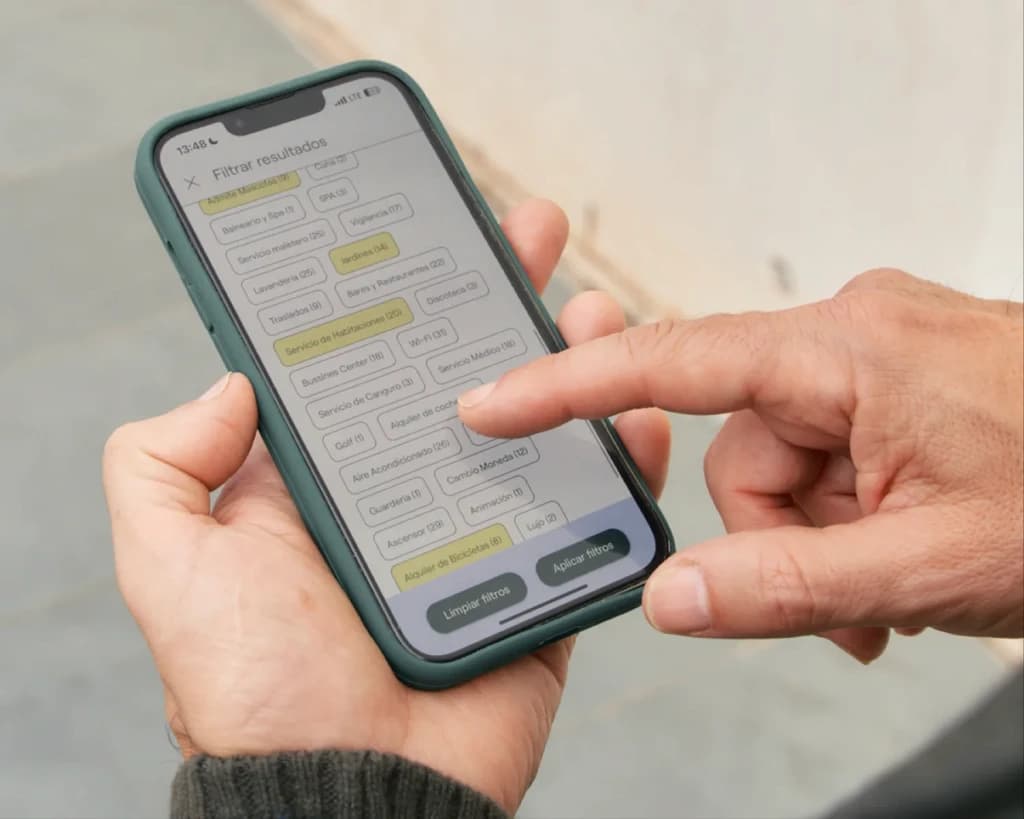 Manos consultando la app de Ween en el móvil