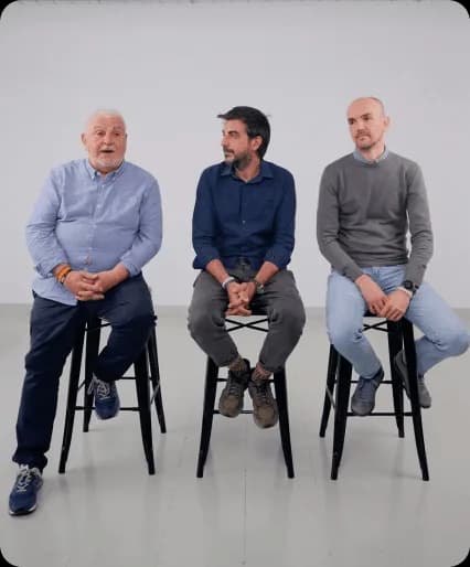 Los tres fundadores de Ween sentados en taburetes