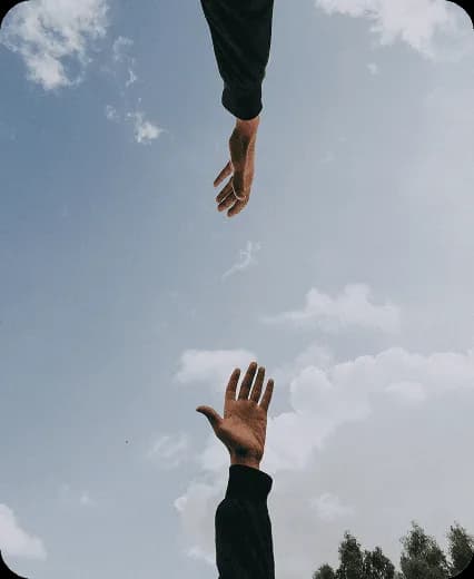 Dos manos que se buscan contra el cielo